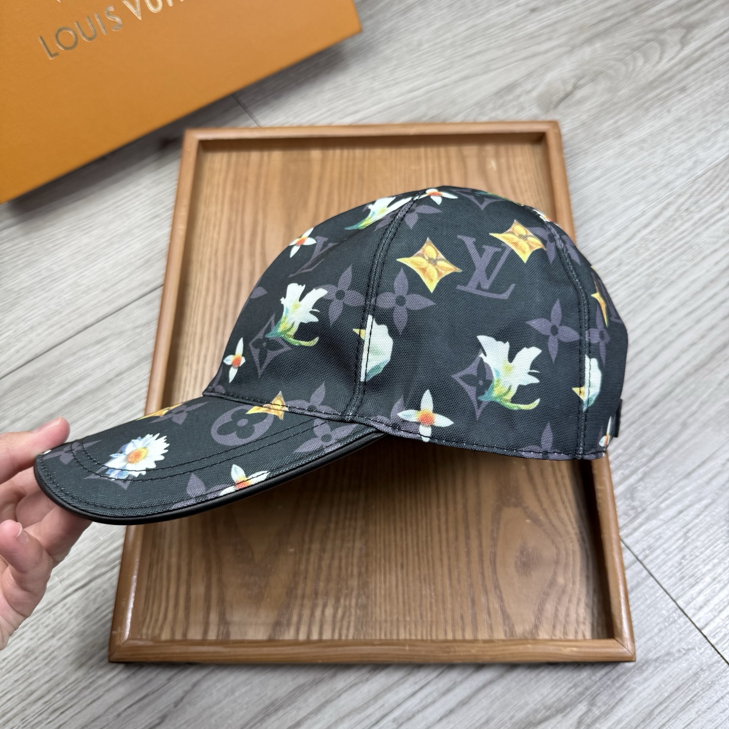 🌹。L家。【超A品质-配透明防尘袋】最新款！时尚潮流，高端做工！每一个帽子都是用心之作！牛津材质！头层牛皮！非一般的品质