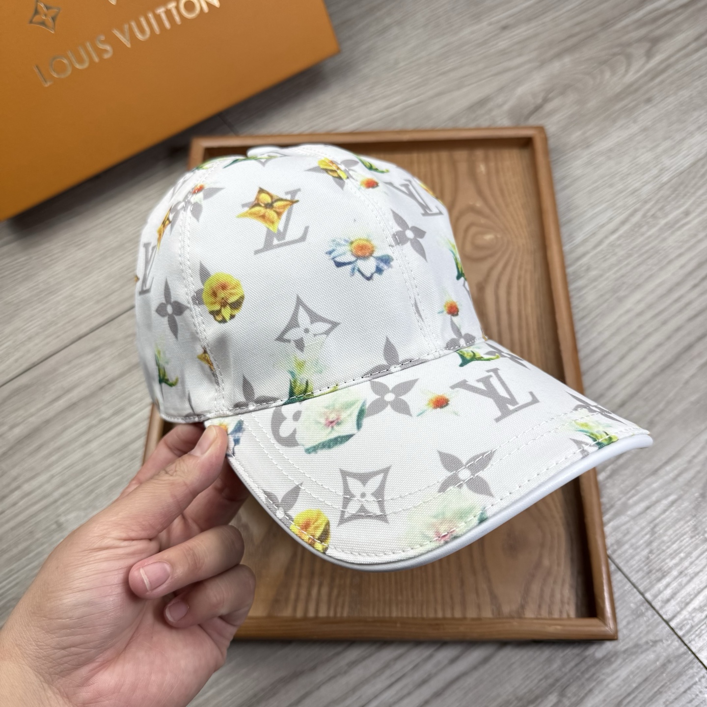 🌹。L家。【超A品质-配透明防尘袋】最新款！时尚潮流，高端做工！每一个帽子都是用心之作！牛津材质！头层牛皮！非一般的品质