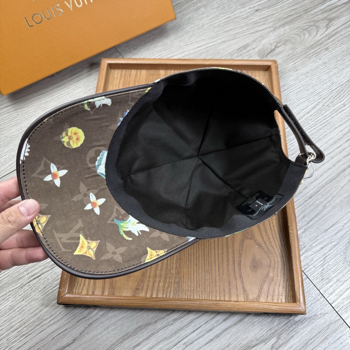 🌹。L家。【超A品质-配透明防尘袋】最新款！时尚潮流，高端做工！每一个帽子都是用心之作！牛津材质！头层牛皮！非一般的品质
