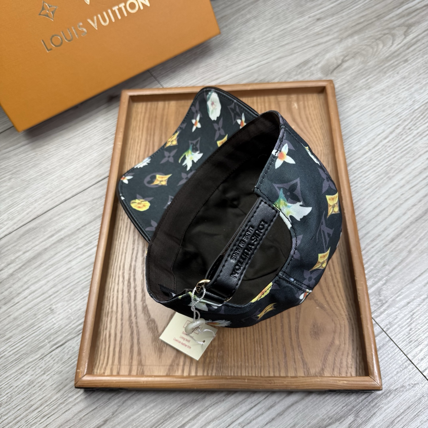 🌹。L家。【超A品质-配透明防尘袋】最新款！时尚潮流，高端做工！每一个帽子都是用心之作！牛津材质！头层牛皮！非一般的品质