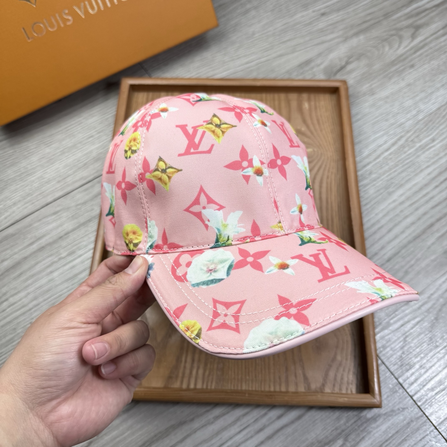 🌹。L家。【超A品质-配透明防尘袋】最新款！时尚潮流，高端做工！每一个帽子都是用心之作！牛津材质！头层牛皮！非一般的品质