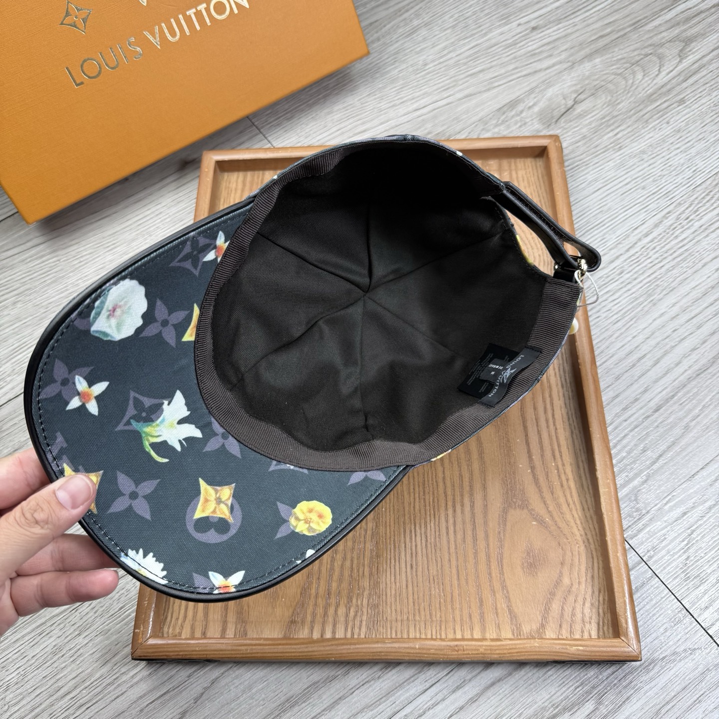 🌹。L家。【超A品质-配透明防尘袋】最新款！时尚潮流，高端做工！每一个帽子都是用心之作！牛津材质！头层牛皮！非一般的品质