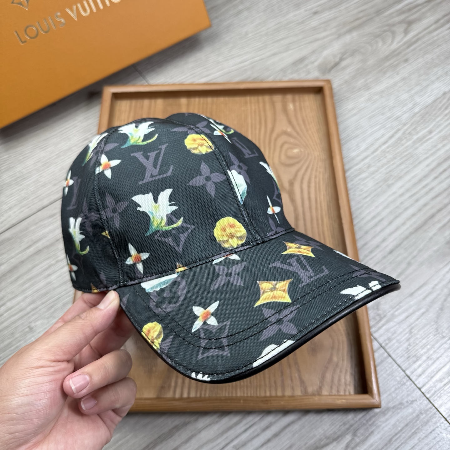 🌹。L家。【超A品质-配透明防尘袋】最新款！时尚潮流，高端做工！每一个帽子都是用心之作！牛津材质！头层牛皮！非一般的品质