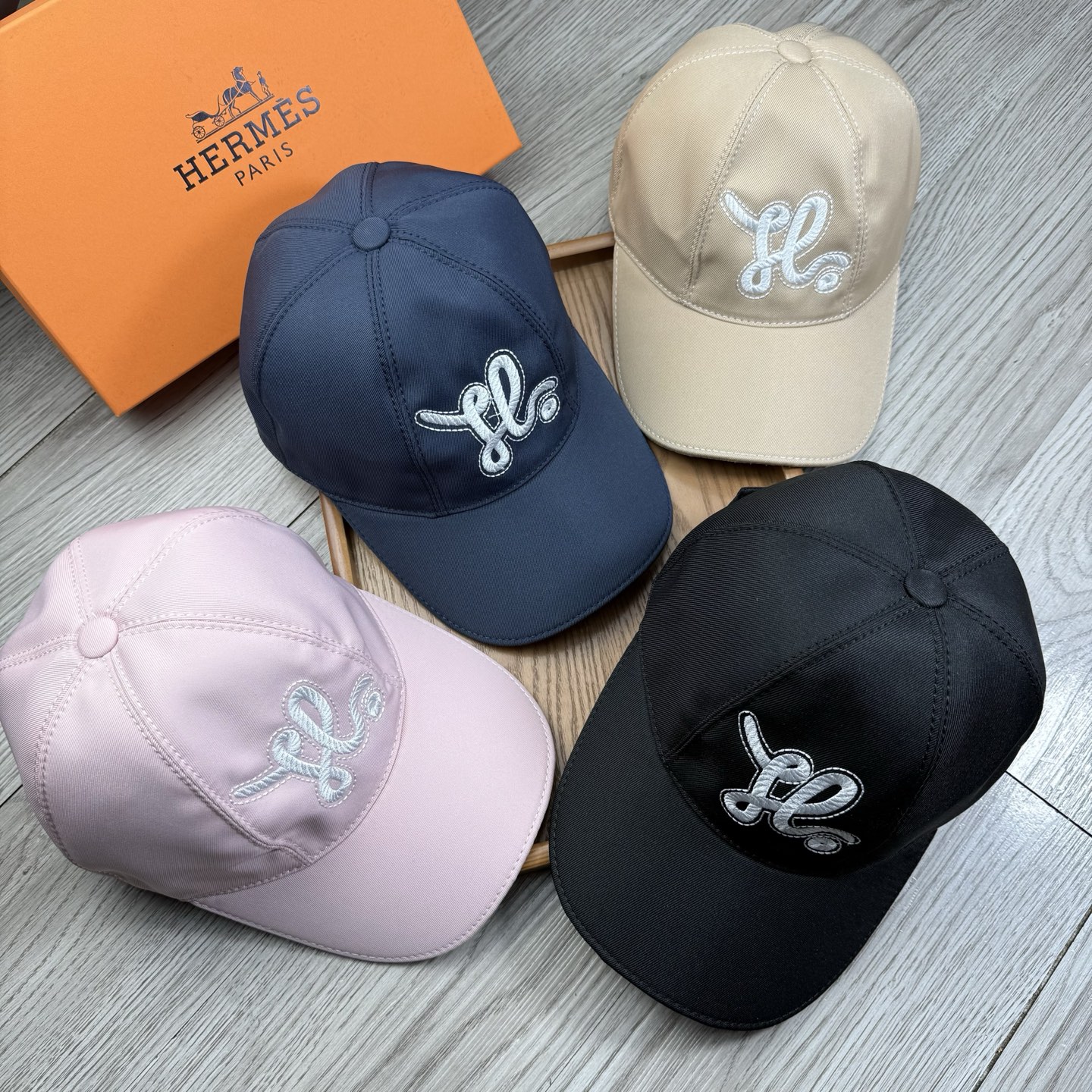 🌹。H家。【超A品质-配透明防尘袋】最新款！时尚潮流，高端做工！每一个帽子都是用心之作！牛津材质！头层牛皮！非一般的品质
