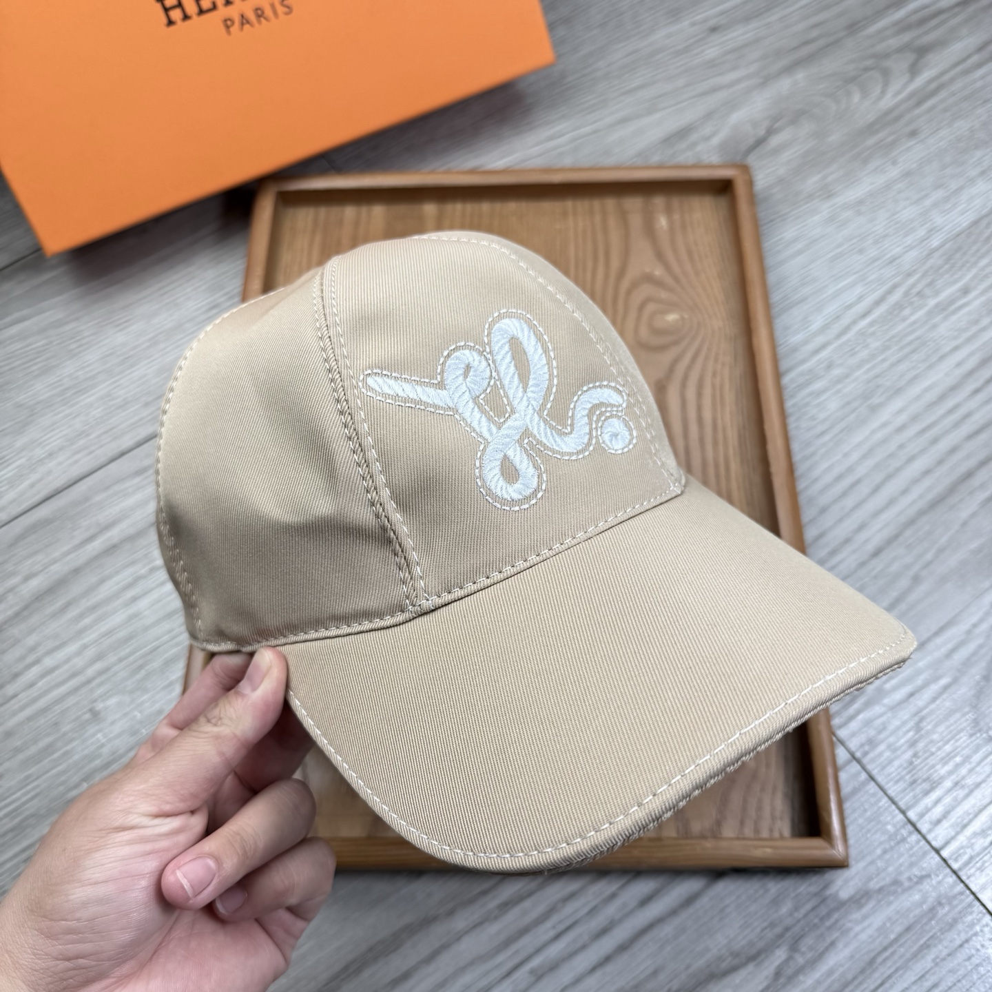 🌹。H家。【超A品质-配透明防尘袋】最新款！时尚潮流，高端做工！每一个帽子都是用心之作！牛津材质！头层牛皮！非一般的品质