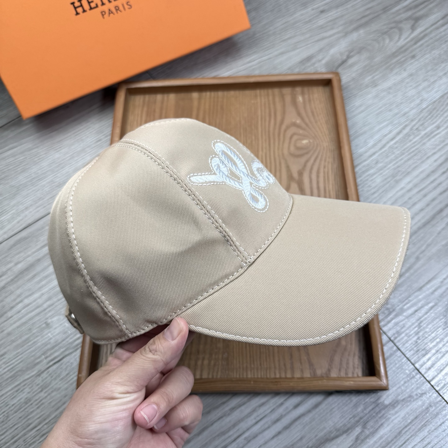 🌹。H家。【超A品质-配透明防尘袋】最新款！时尚潮流，高端做工！每一个帽子都是用心之作！牛津材质！头层牛皮！非一般的品质
