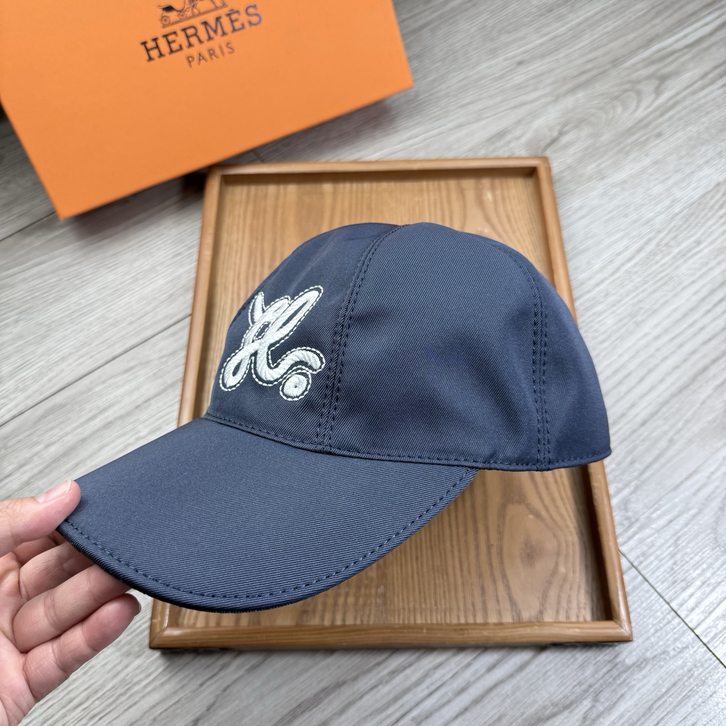 🌹。H家。【超A品质-配透明防尘袋】最新款！时尚潮流，高端做工！每一个帽子都是用心之作！牛津材质！头层牛皮！非一般的品质