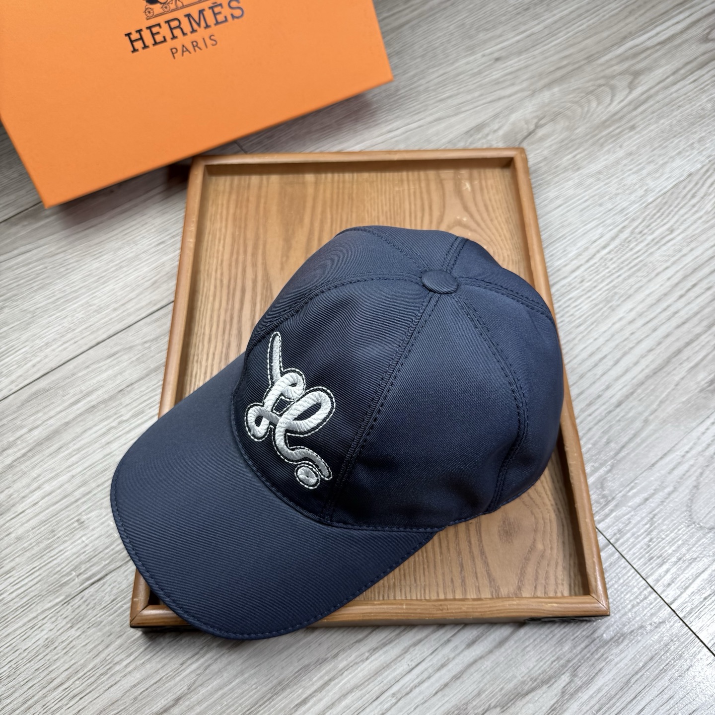 🌹。H家。【超A品质-配透明防尘袋】最新款！时尚潮流，高端做工！每一个帽子都是用心之作！牛津材质！头层牛皮！非一般的品质