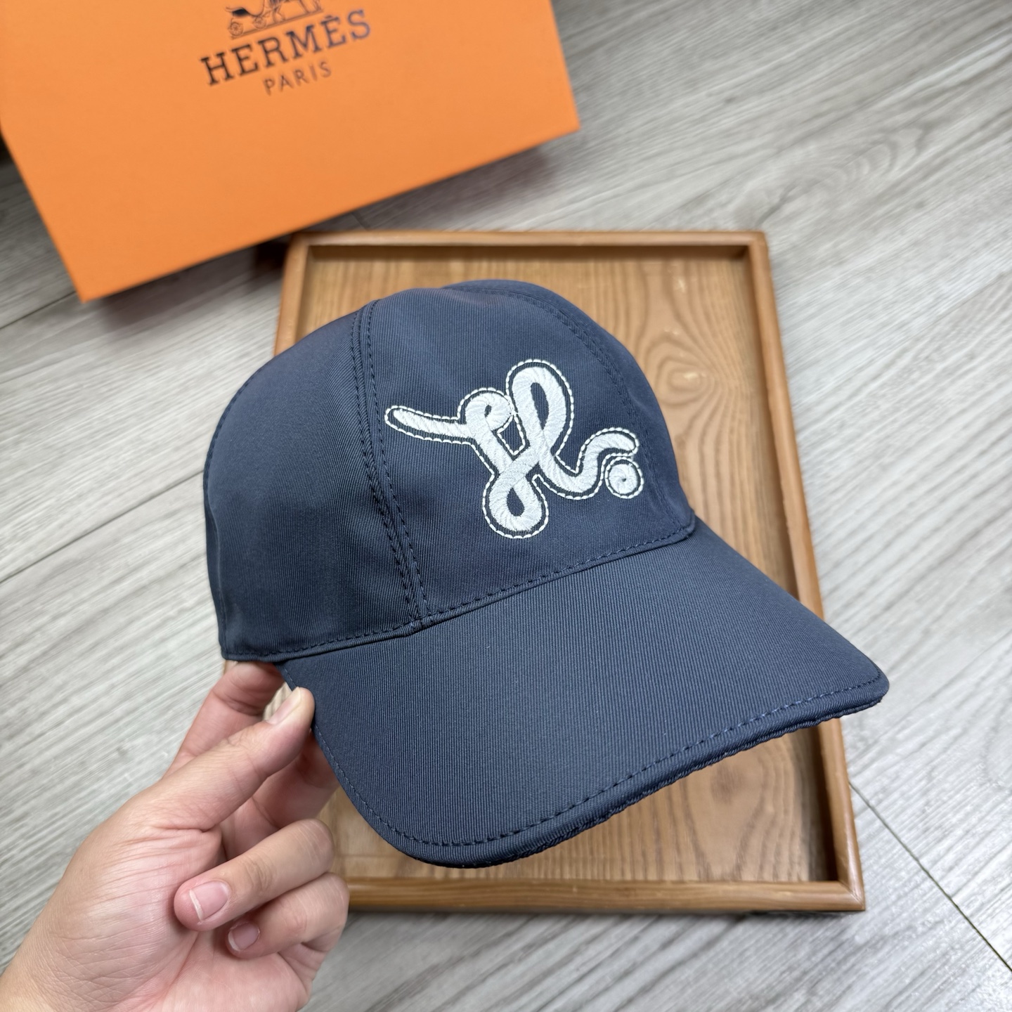 🌹。H家。【超A品质-配透明防尘袋】最新款！时尚潮流，高端做工！每一个帽子都是用心之作！牛津材质！头层牛皮！非一般的品质