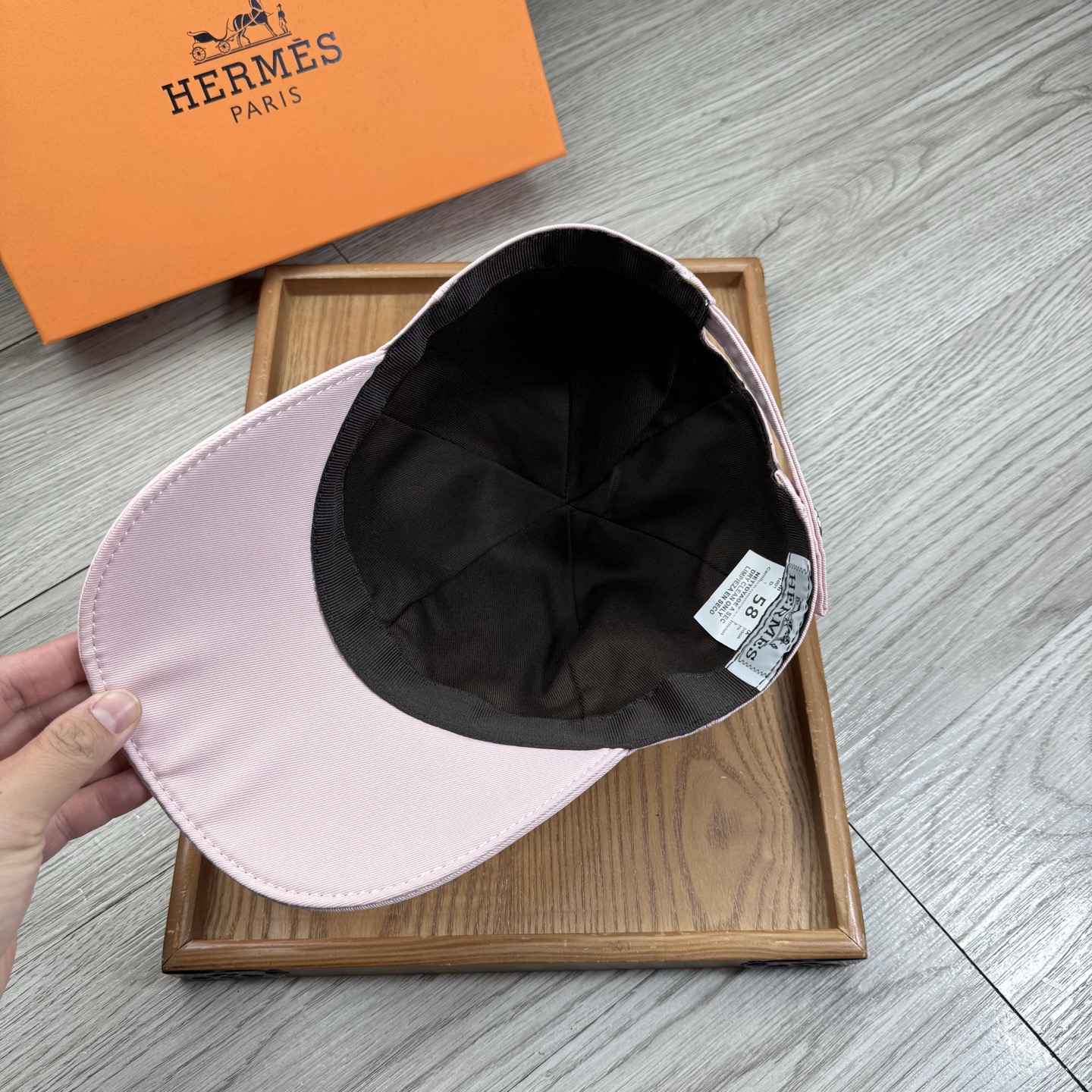 🌹。H家。【超A品质-配透明防尘袋】最新款！时尚潮流，高端做工！每一个帽子都是用心之作！牛津材质！头层牛皮！非一般的品质