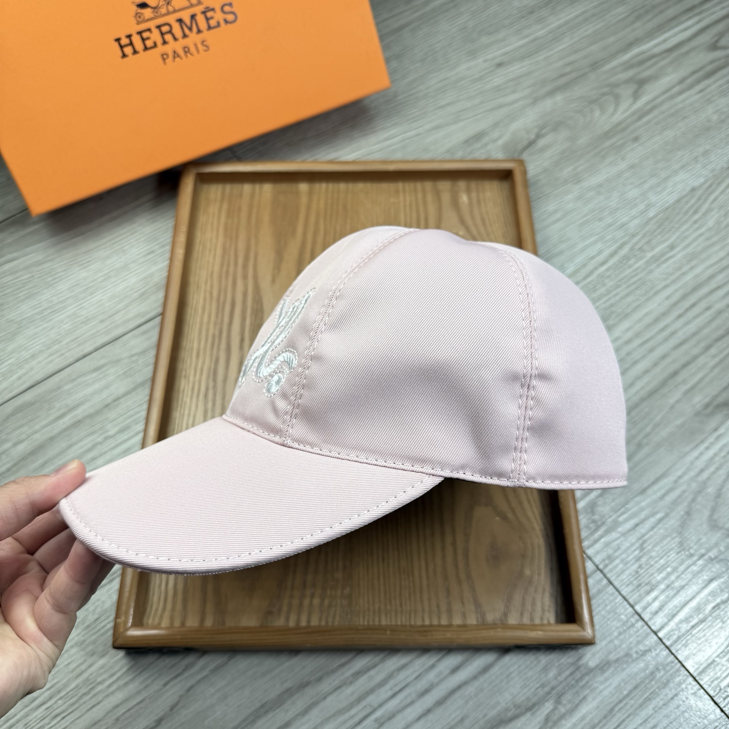 🌹。H家。【超A品质-配透明防尘袋】最新款！时尚潮流，高端做工！每一个帽子都是用心之作！牛津材质！头层牛皮！非一般的品质