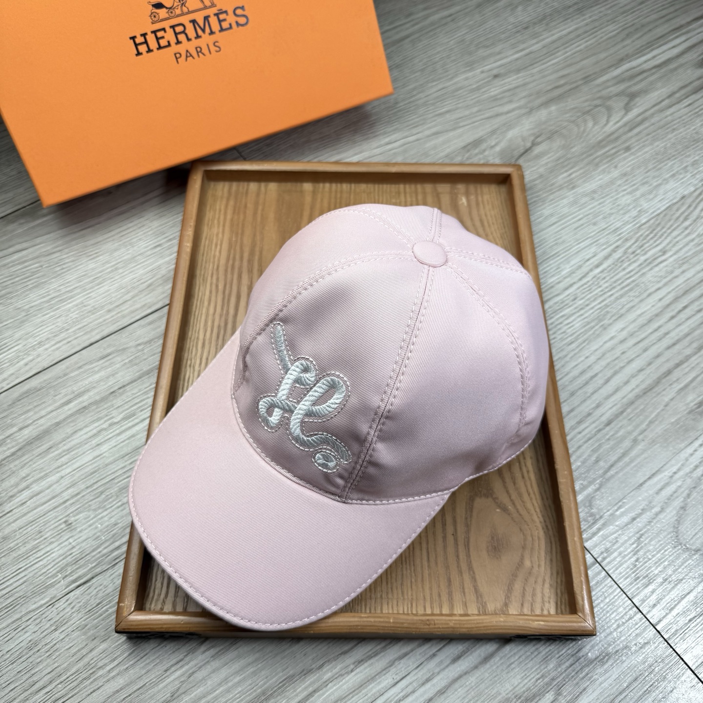🌹。H家。【超A品质-配透明防尘袋】最新款！时尚潮流，高端做工！每一个帽子都是用心之作！牛津材质！头层牛皮！非一般的品质