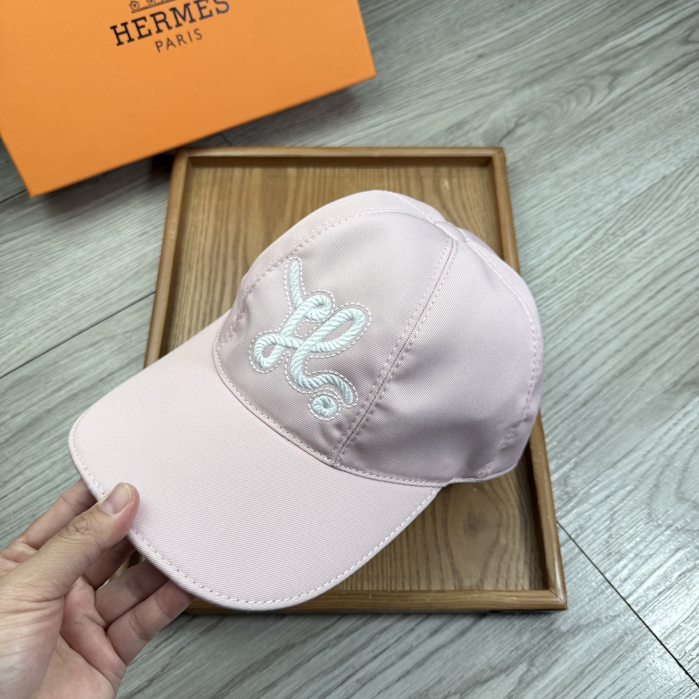 🌹。H家。【超A品质-配透明防尘袋】最新款！时尚潮流，高端做工！每一个帽子都是用心之作！牛津材质！头层牛皮！非一般的品质