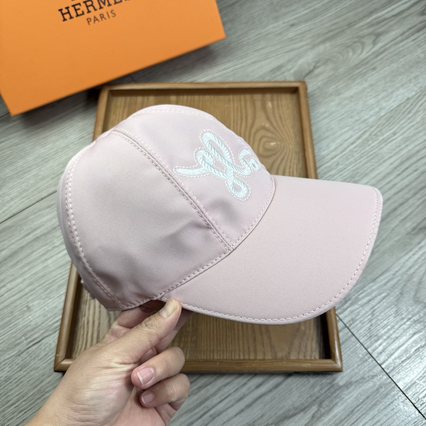 🌹。H家。【超A品质-配透明防尘袋】最新款！时尚潮流，高端做工！每一个帽子都是用心之作！牛津材质！头层牛皮！非一般的品质