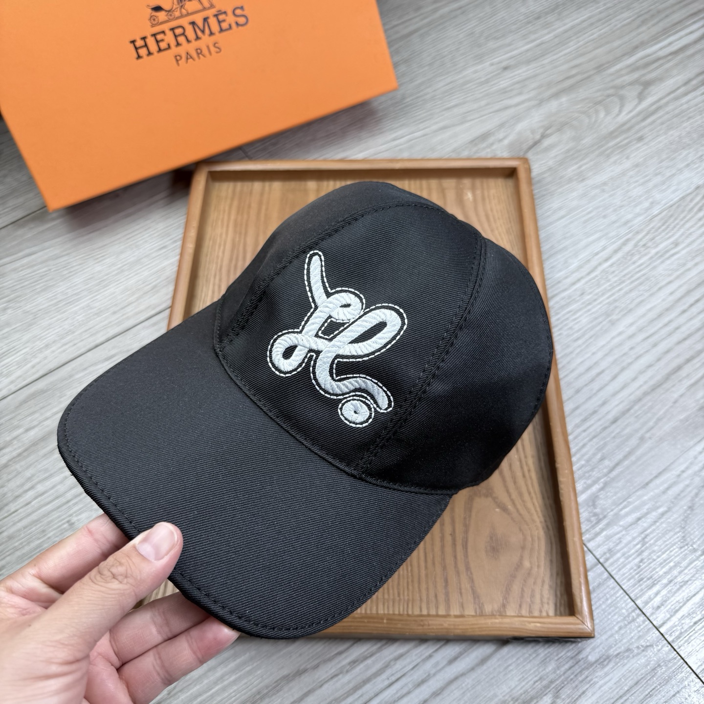🌹。H家。【超A品质-配透明防尘袋】最新款！时尚潮流，高端做工！每一个帽子都是用心之作！牛津材质！头层牛皮！非一般的品质