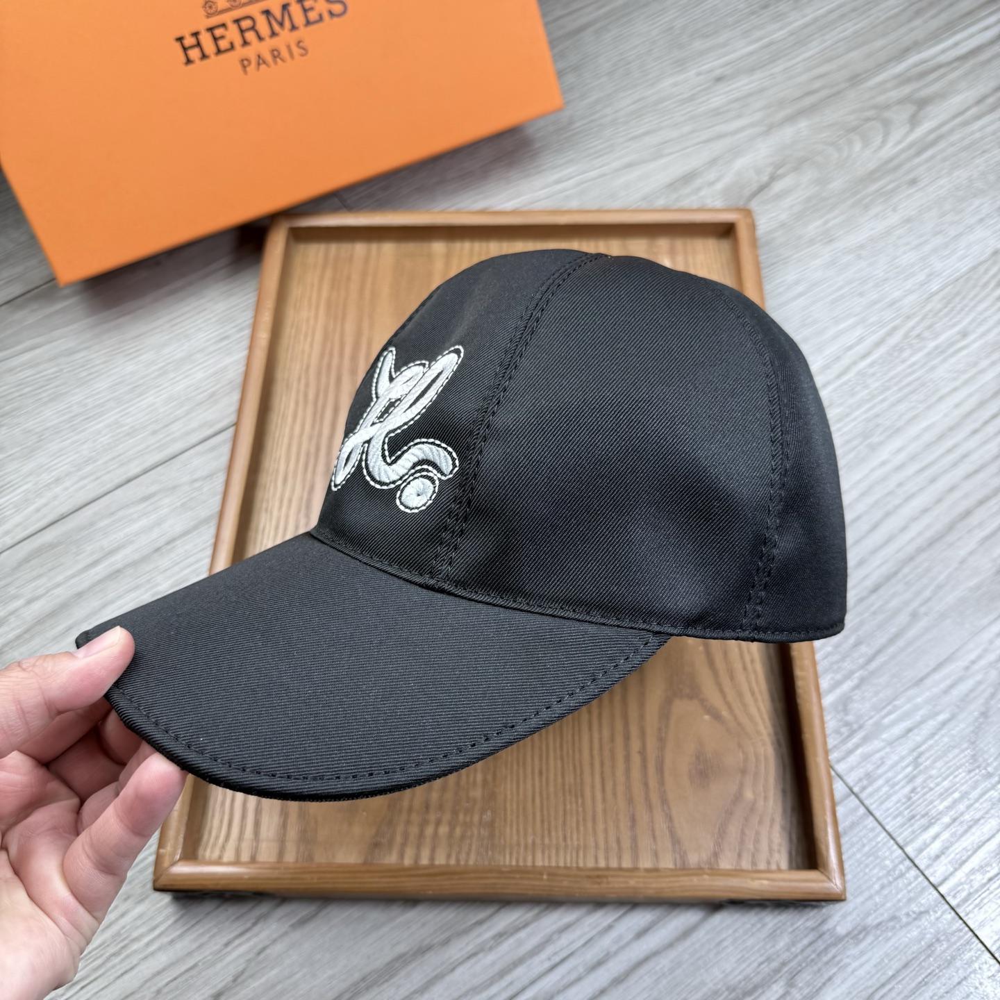 🌹。H家。【超A品质-配透明防尘袋】最新款！时尚潮流，高端做工！每一个帽子都是用心之作！牛津材质！头层牛皮！非一般的品质