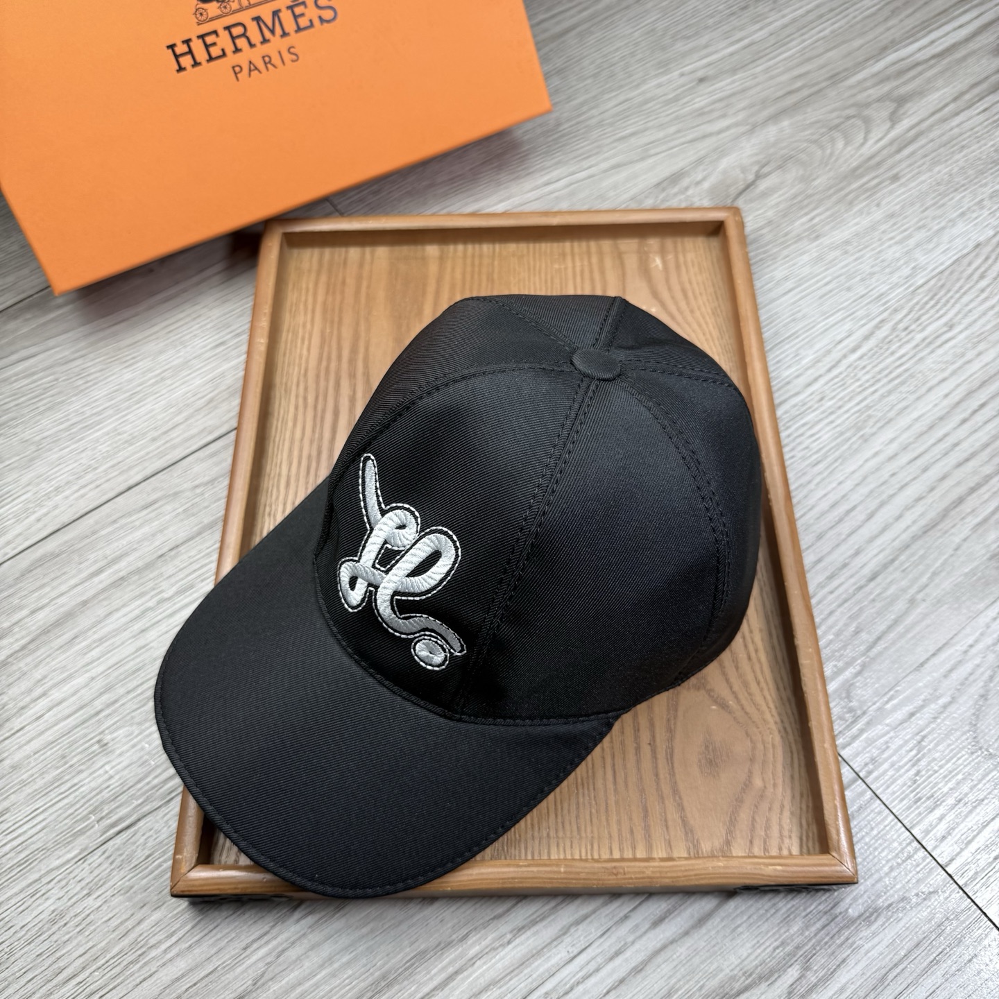 🌹。H家。【超A品质-配透明防尘袋】最新款！时尚潮流，高端做工！每一个帽子都是用心之作！牛津材质！头层牛皮！非一般的品质