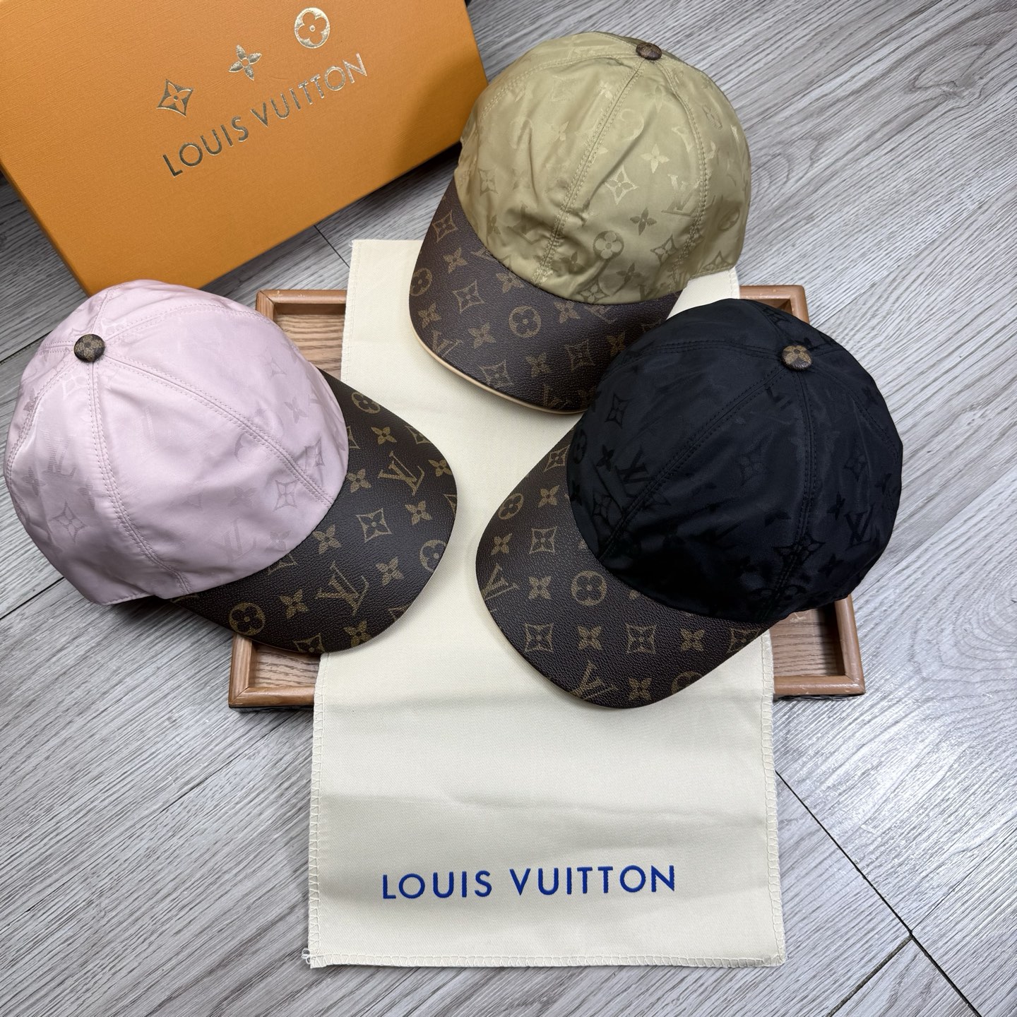 NO:928594,.L Home. [1:1 mold customization baseball cap - transparent dust bag] original original logo inside!  With original encoding!  The latest model from the counter!  Original fabric!  The details are perfect, original factory quality, exclusive physical shooting, suitable for men and women. The counter version is in stock!  hat straw hat bucket hat baseball cap, hat, louis vuitton, espadrilles, hats19860909.L家.【1:1开模定制棒球帽-透明防尘袋】原版内里原版标！带原版编码！专柜最新款！原厂布料！细节堪称完美,原厂品质,独家实物拍摄,男女适用.专柜对版现货！帽子草帽渔夫帽棒球帽,帽子,louis vuitton,espadrilles,hats,hat