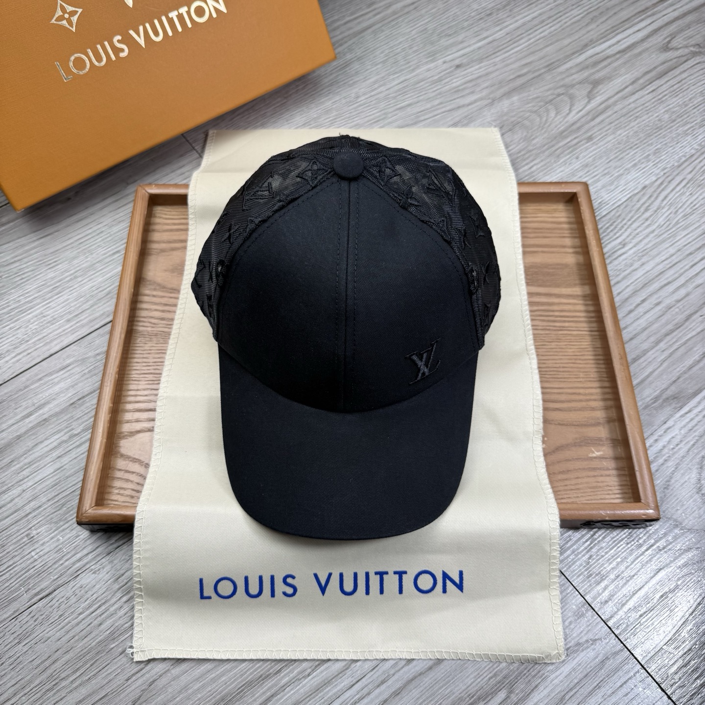 NO:928625,.L Home. [1:1 mold customization baseball cap - transparent dust bag] original original logo inside!  With original encoding!  The latest model from the counter!  Original fabric!  The details are perfect, original factory quality, exclusive physical shooting, suitable for men and women. The counter version is in stock!  hat straw hat bucket hat baseball cap, hat, louis vuitton, espadrilles, hats19860909.L家.【1:1开模定制棒球帽-透明防尘袋】原版内里原版标！带原版编码！专柜最新款！原厂布料！细节堪称完美,原厂品质,独家实物拍摄,男女适用.专柜对版现货！帽子草帽渔夫帽棒球帽,帽子,louis vuitton,espadrilles,hats,hat