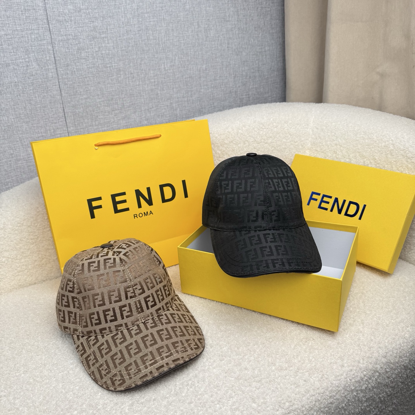 🌹。F家。【超A品质-配透明防尘袋】最新款！时尚潮流，高端做工！每一个帽子都是用心之作！牛津材质！头层牛皮！非一般的品质