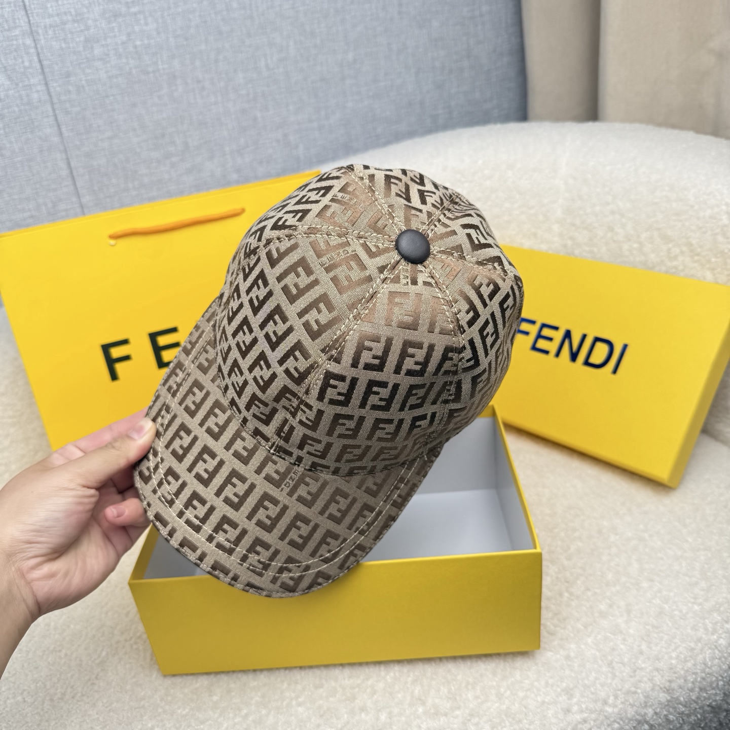 🌹。F家。【超A品质-配透明防尘袋】最新款！时尚潮流，高端做工！每一个帽子都是用心之作！牛津材质！头层牛皮！非一般的品质