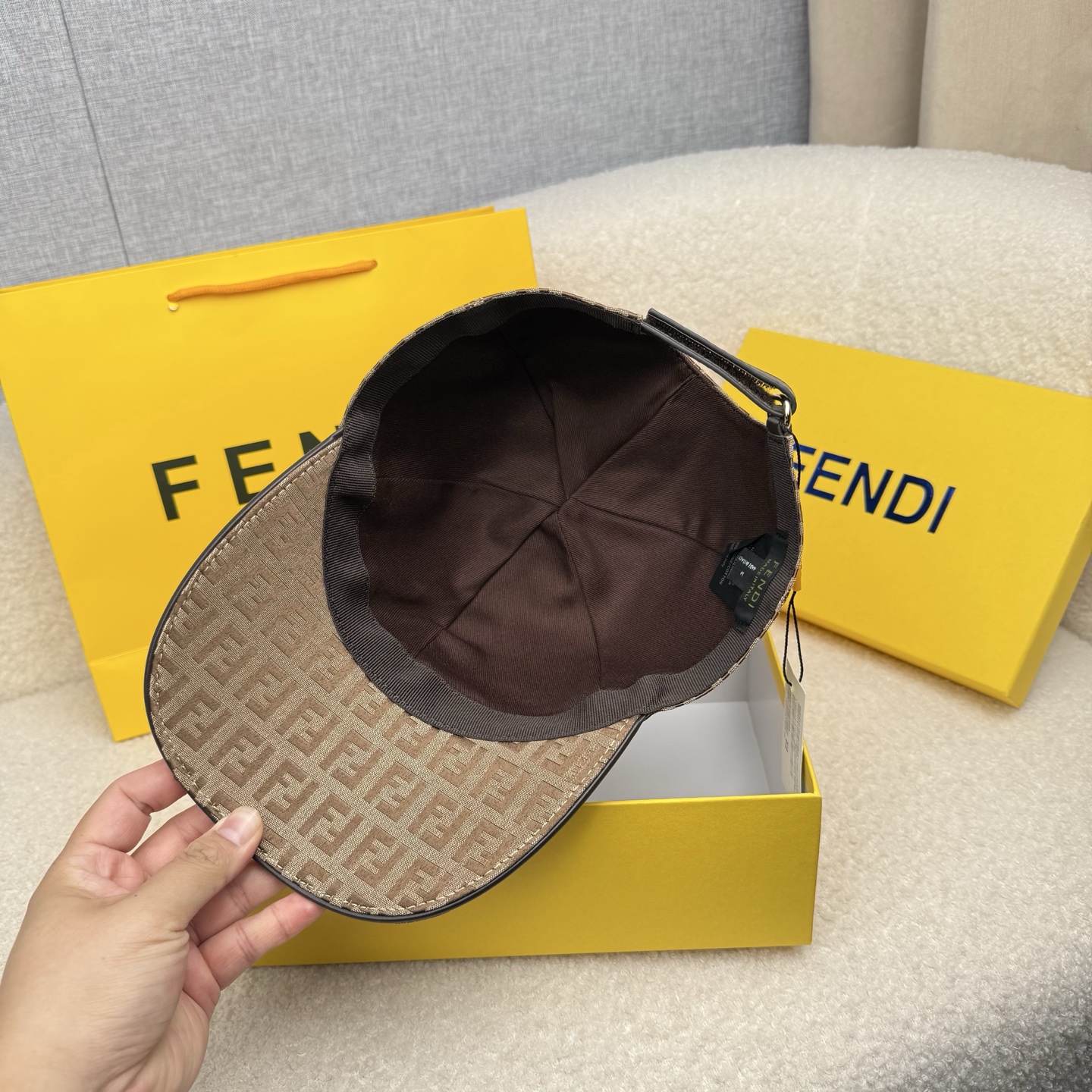 🌹。F家。【超A品质-配透明防尘袋】最新款！时尚潮流，高端做工！每一个帽子都是用心之作！牛津材质！头层牛皮！非一般的品质