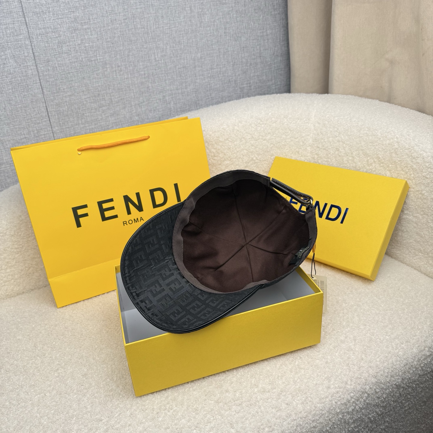 🌹。F家。【超A品质-配透明防尘袋】最新款！时尚潮流，高端做工！每一个帽子都是用心之作！牛津材质！头层牛皮！非一般的品质