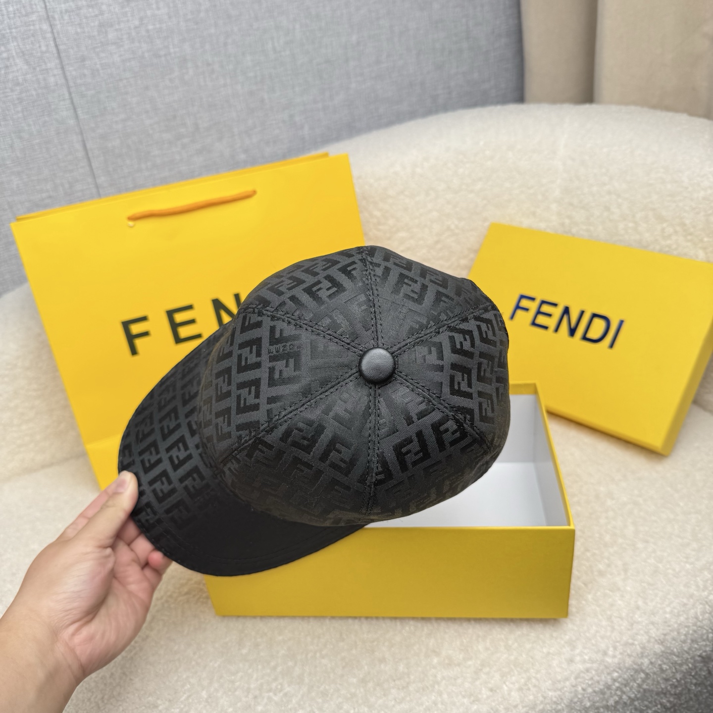 🌹。F家。【超A品质-配透明防尘袋】最新款！时尚潮流，高端做工！每一个帽子都是用心之作！牛津材质！头层牛皮！非一般的品质