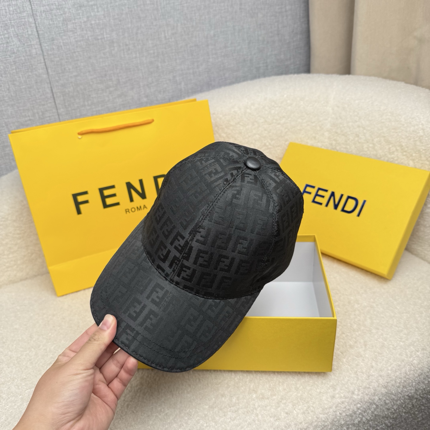 🌹。F家。【超A品质-配透明防尘袋】最新款！时尚潮流，高端做工！每一个帽子都是用心之作！牛津材质！头层牛皮！非一般的品质