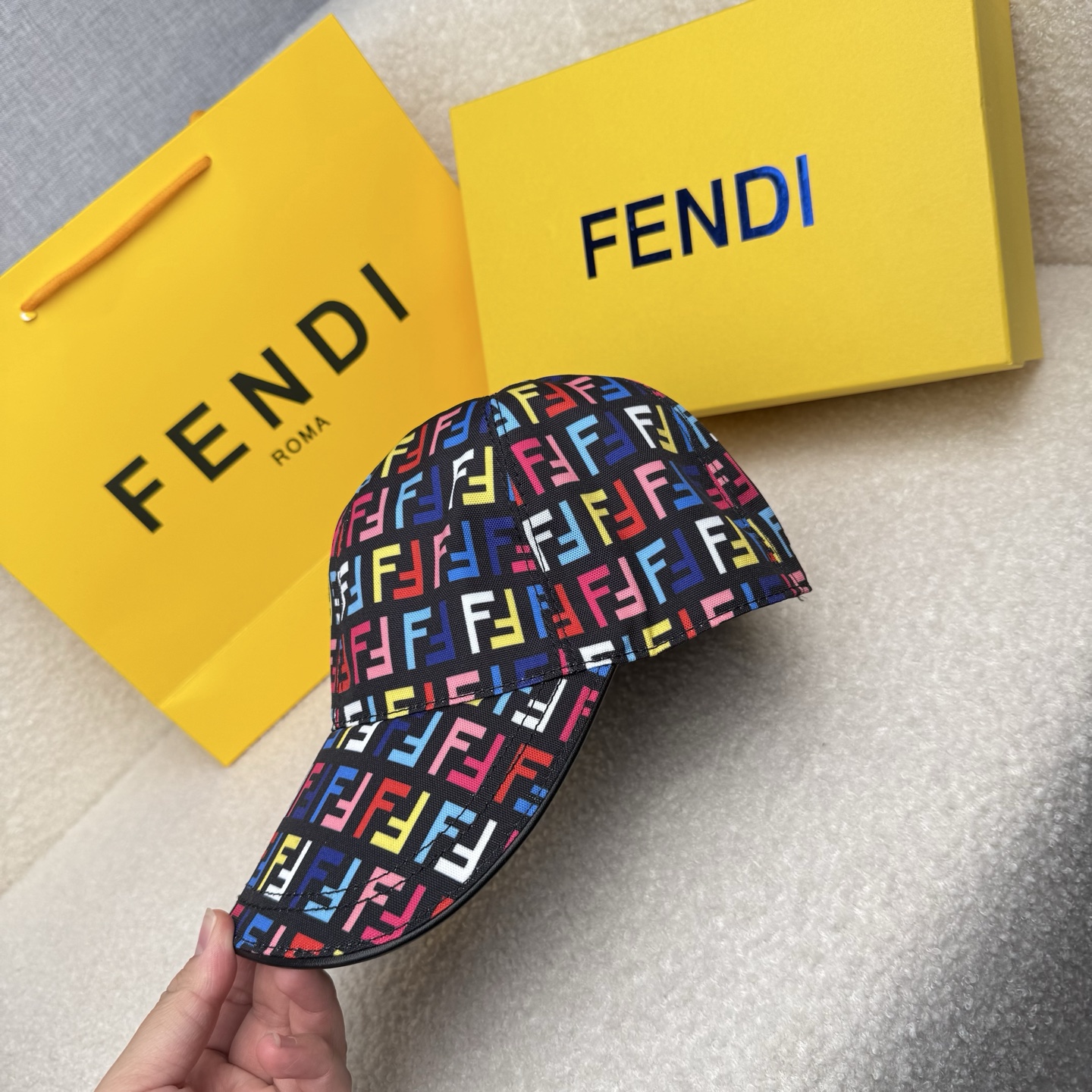 🌹。F家。【超A品质-配透明防尘袋】最新款！时尚潮流，高端做工！每一个帽子都是用心之作！牛津材质！头层牛皮！非一般的品质