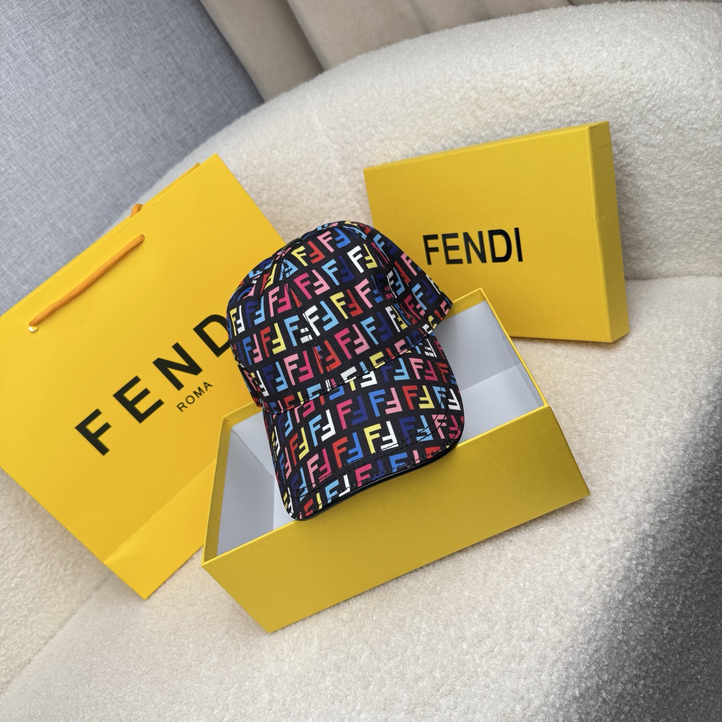 🌹。F家。【超A品质-配透明防尘袋】最新款！时尚潮流，高端做工！每一个帽子都是用心之作！牛津材质！头层牛皮！非一般的品质