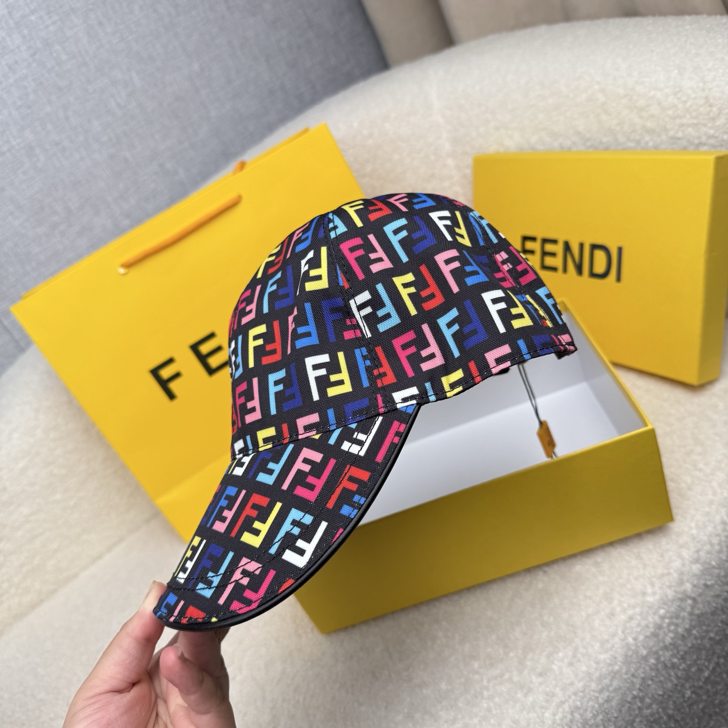 🌹。F家。【超A品质-配透明防尘袋】最新款！时尚潮流，高端做工！每一个帽子都是用心之作！牛津材质！头层牛皮！非一般的品质
