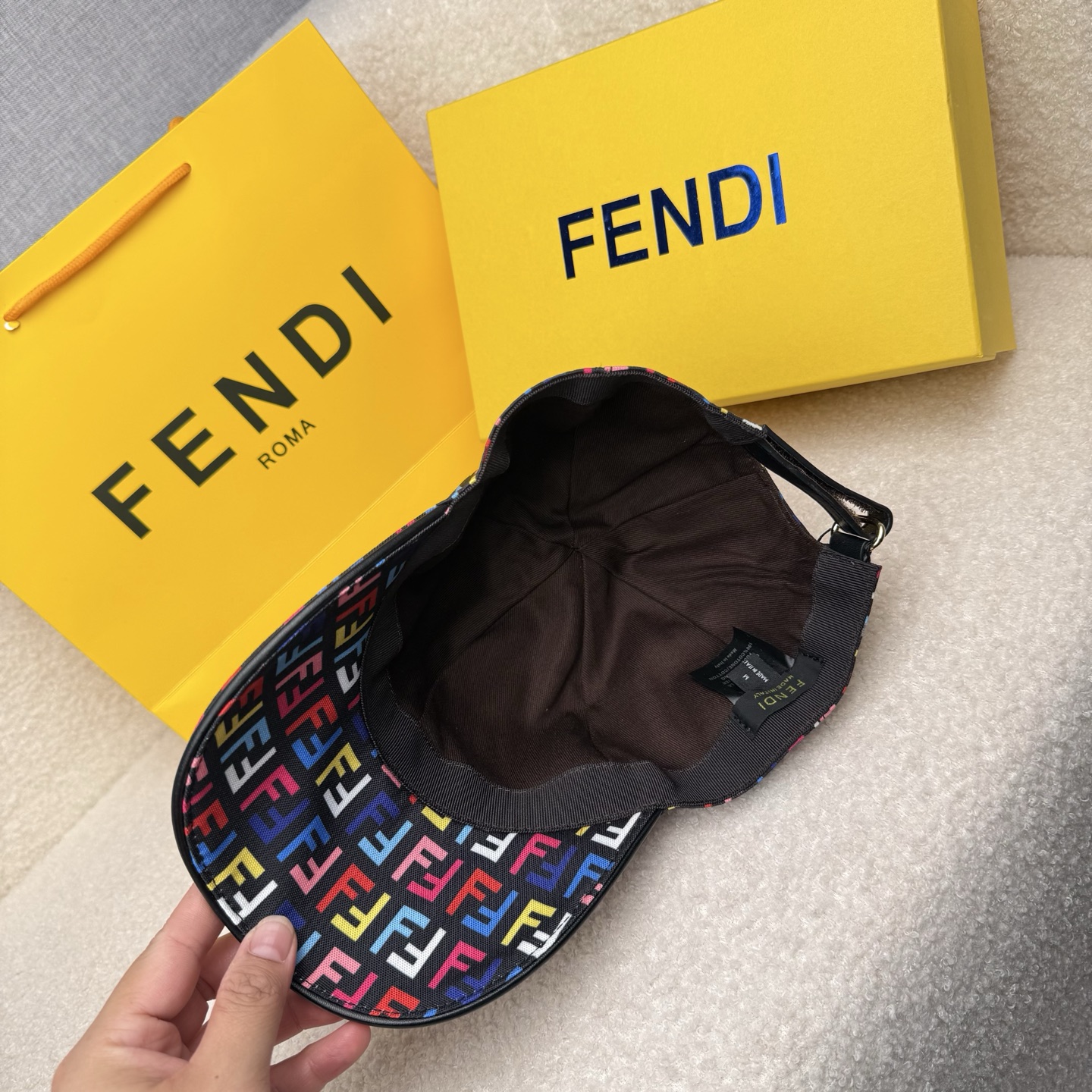 🌹。F家。【超A品质-配透明防尘袋】最新款！时尚潮流，高端做工！每一个帽子都是用心之作！牛津材质！头层牛皮！非一般的品质