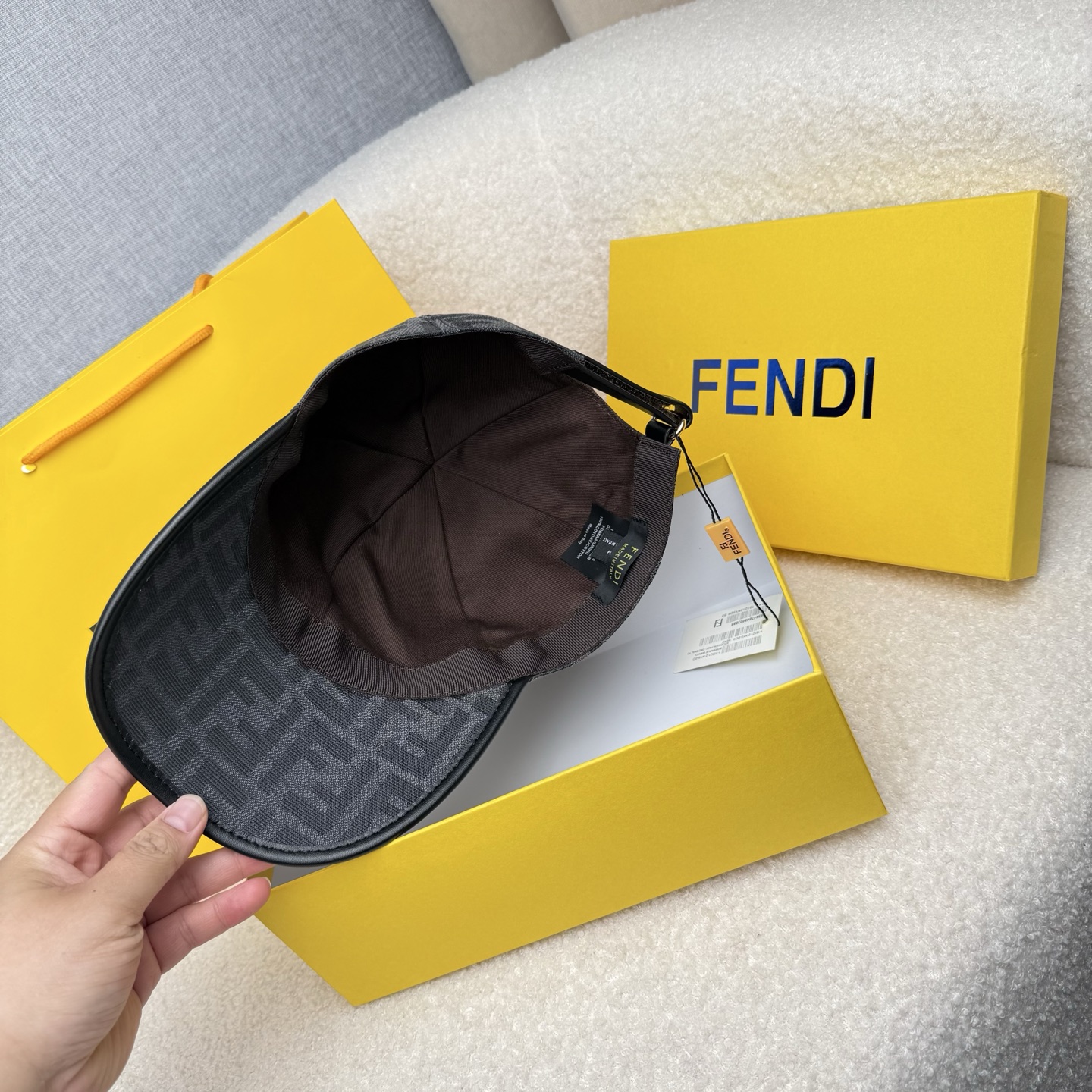 🌹。F家。【超A品质-配透明防尘袋】最新款！时尚潮流，高端做工！每一个帽子都是用心之作！牛津材质！头层牛皮！非一般的品质