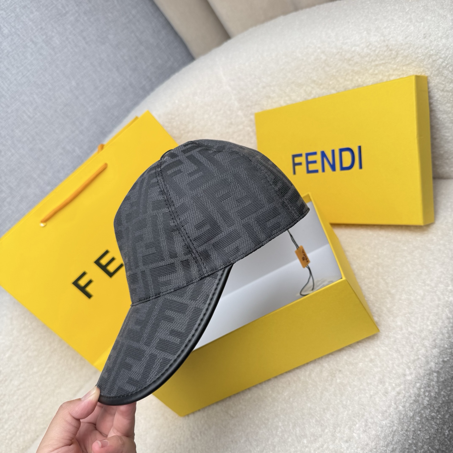 🌹。F家。【超A品质-配透明防尘袋】最新款！时尚潮流，高端做工！每一个帽子都是用心之作！牛津材质！头层牛皮！非一般的品质