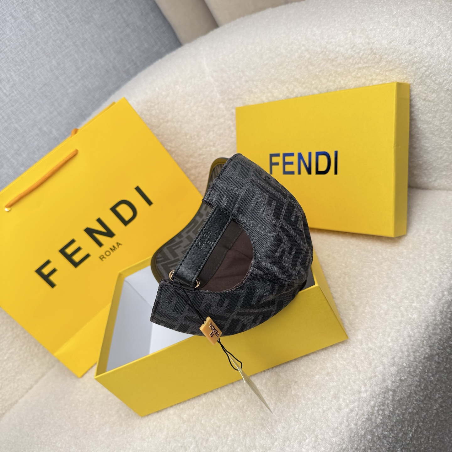 🌹。F家。【超A品质-配透明防尘袋】最新款！时尚潮流，高端做工！每一个帽子都是用心之作！牛津材质！头层牛皮！非一般的品质