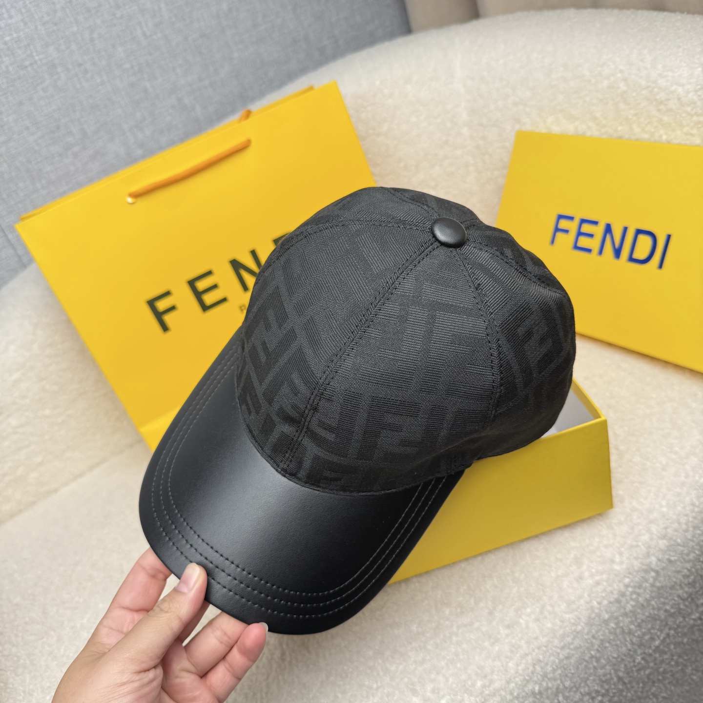 🌹。F家。【超A品质-配透明防尘袋】最新款！时尚潮流，高端做工！每一个帽子都是用心之作！牛津材质！头层牛皮！非一般的品质