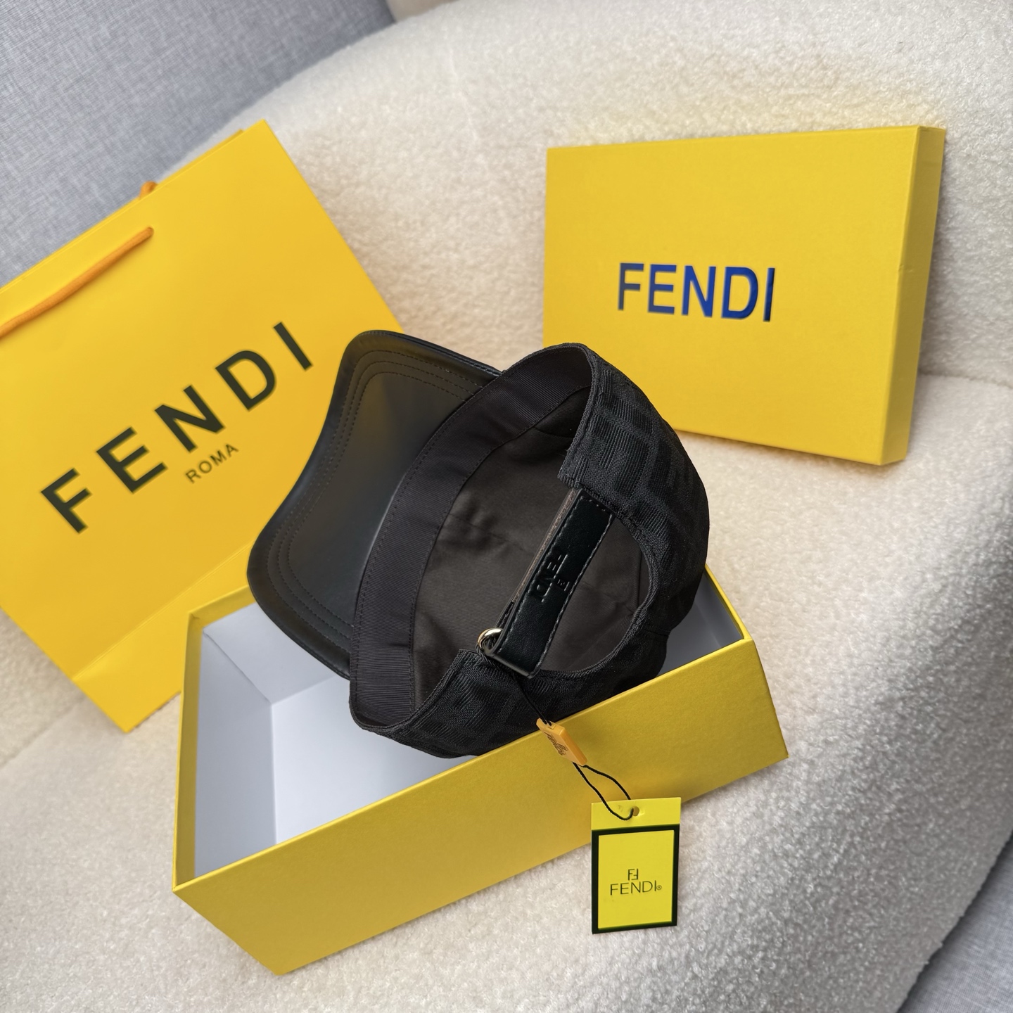 🌹。F家。【超A品质-配透明防尘袋】最新款！时尚潮流，高端做工！每一个帽子都是用心之作！牛津材质！头层牛皮！非一般的品质