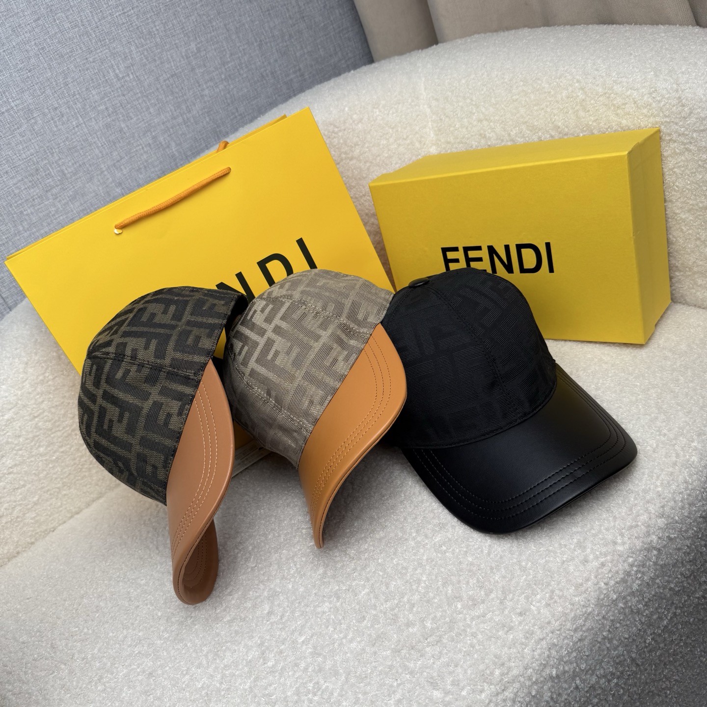 🌹。F家。【超A品质-配透明防尘袋】最新款！时尚潮流，高端做工！每一个帽子都是用心之作！牛津材质！头层牛皮！非一般的品质