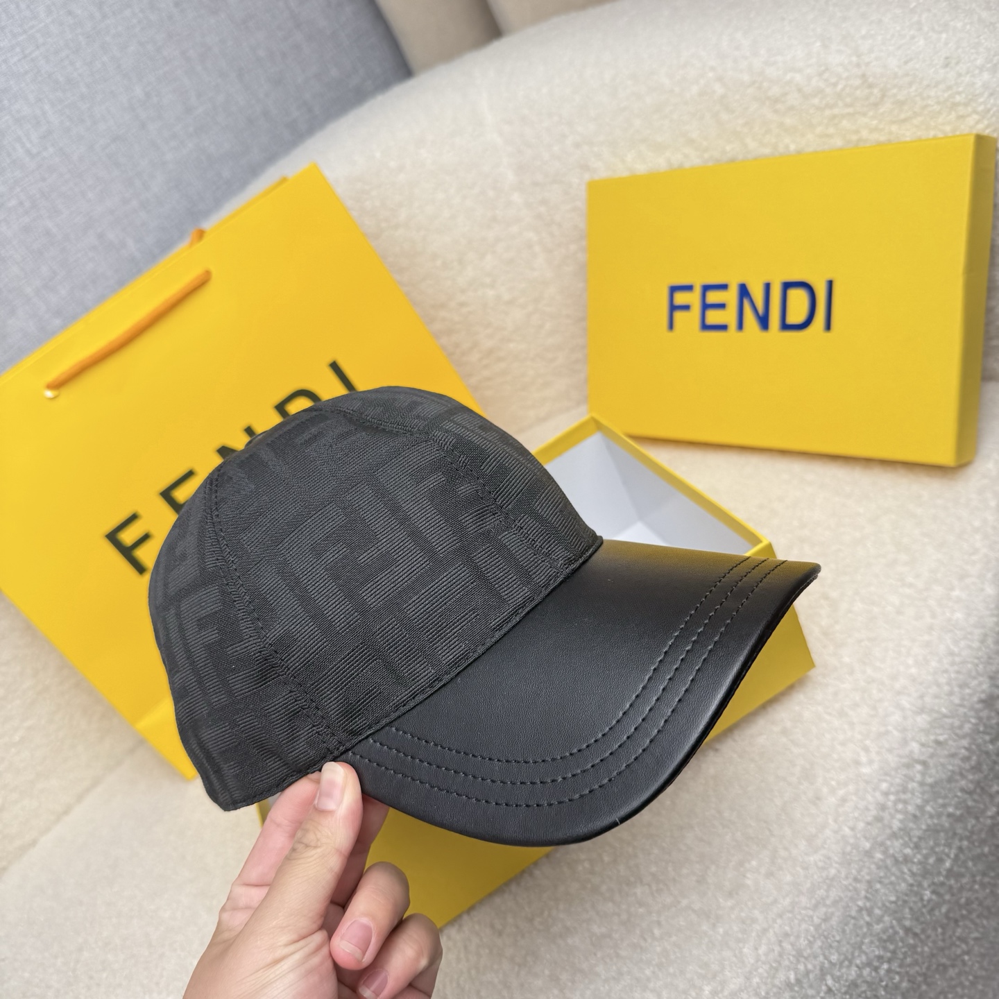 🌹。F家。【超A品质-配透明防尘袋】最新款！时尚潮流，高端做工！每一个帽子都是用心之作！牛津材质！头层牛皮！非一般的品质
