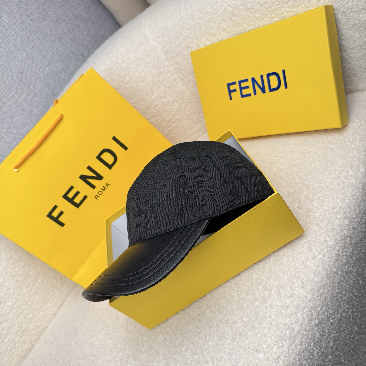 🌹。F家。【超A品质-配透明防尘袋】最新款！时尚潮流，高端做工！每一个帽子都是用心之作！牛津材质！头层牛皮！非一般的品质