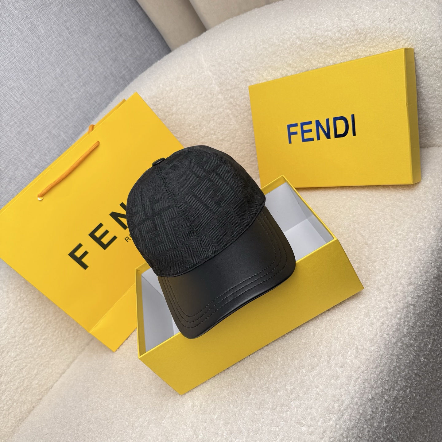 🌹。F家。【超A品质-配透明防尘袋】最新款！时尚潮流，高端做工！每一个帽子都是用心之作！牛津材质！头层牛皮！非一般的品质