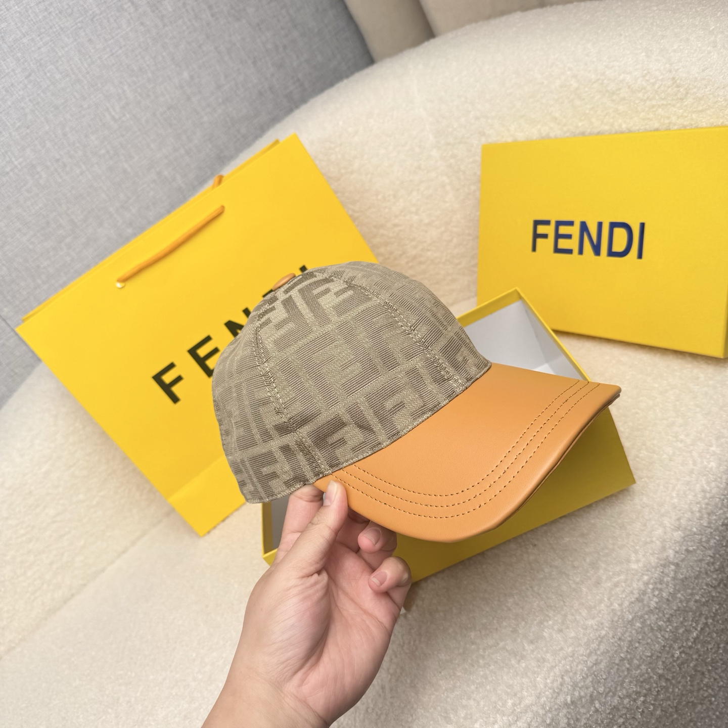 🌹。F家。【超A品质-配透明防尘袋】最新款！时尚潮流，高端做工！每一个帽子都是用心之作！牛津材质！头层牛皮！非一般的品质