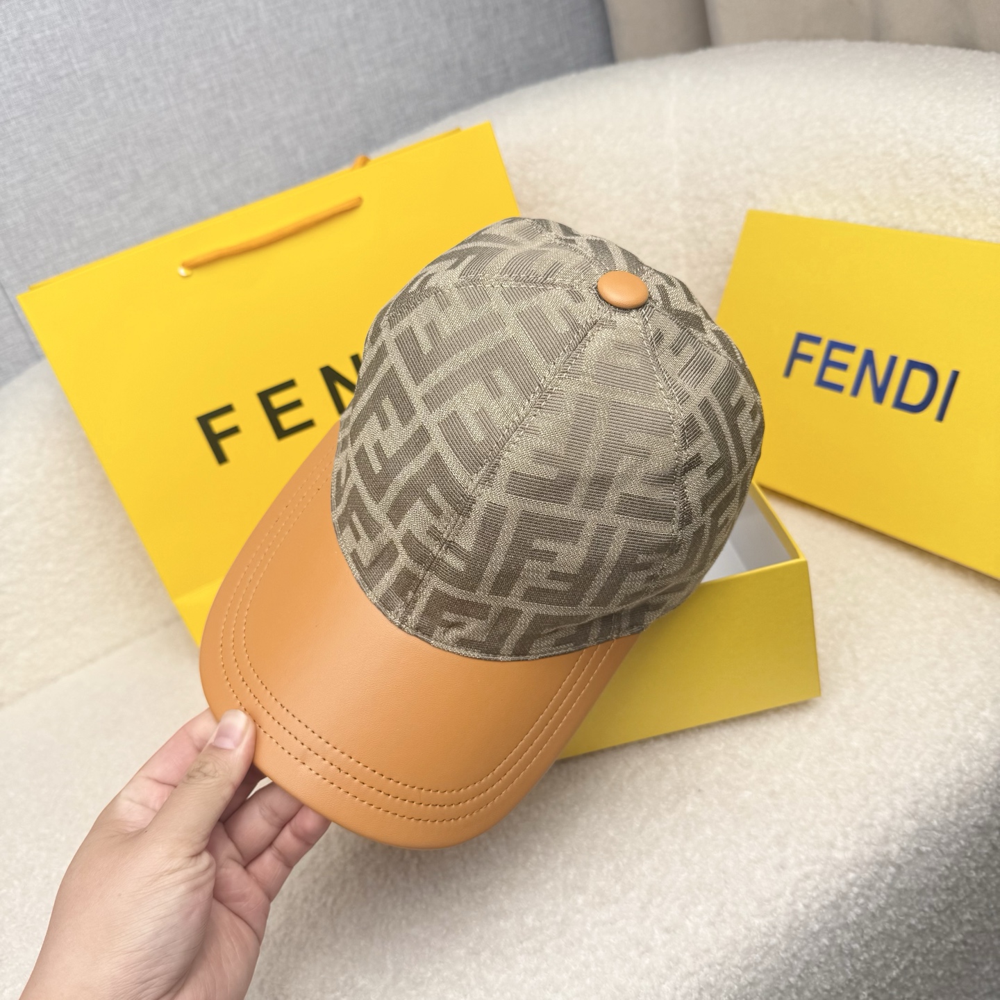 🌹。F家。【超A品质-配透明防尘袋】最新款！时尚潮流，高端做工！每一个帽子都是用心之作！牛津材质！头层牛皮！非一般的品质