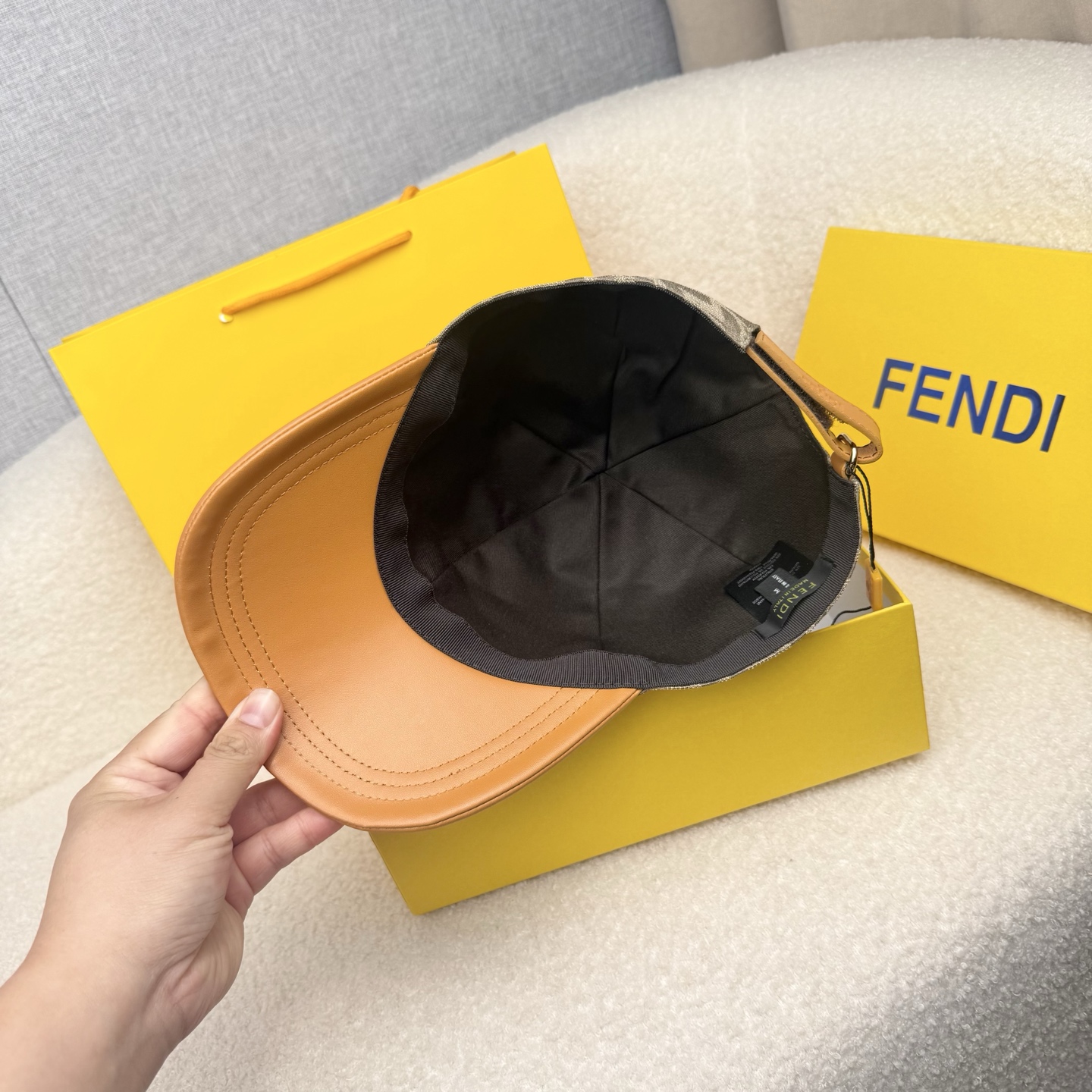 🌹。F家。【超A品质-配透明防尘袋】最新款！时尚潮流，高端做工！每一个帽子都是用心之作！牛津材质！头层牛皮！非一般的品质