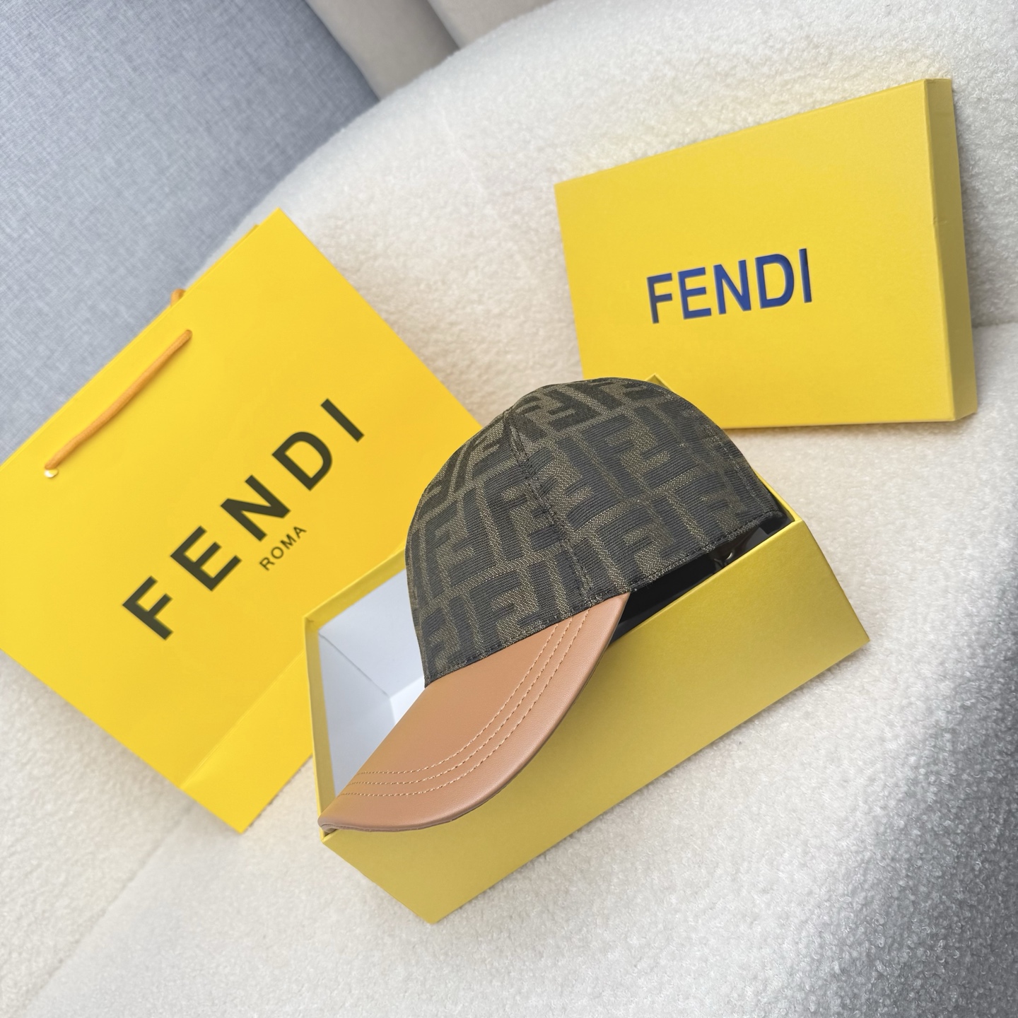 🌹。F家。【超A品质-配透明防尘袋】最新款！时尚潮流，高端做工！每一个帽子都是用心之作！牛津材质！头层牛皮！非一般的品质