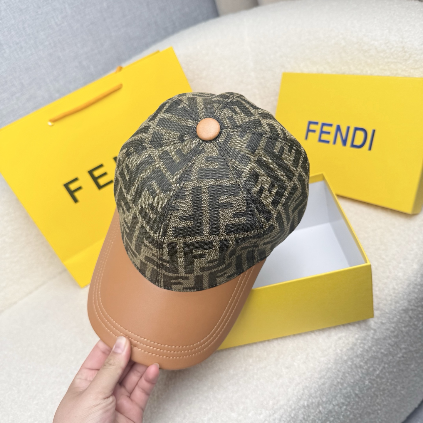 🌹。F家。【超A品质-配透明防尘袋】最新款！时尚潮流，高端做工！每一个帽子都是用心之作！牛津材质！头层牛皮！非一般的品质