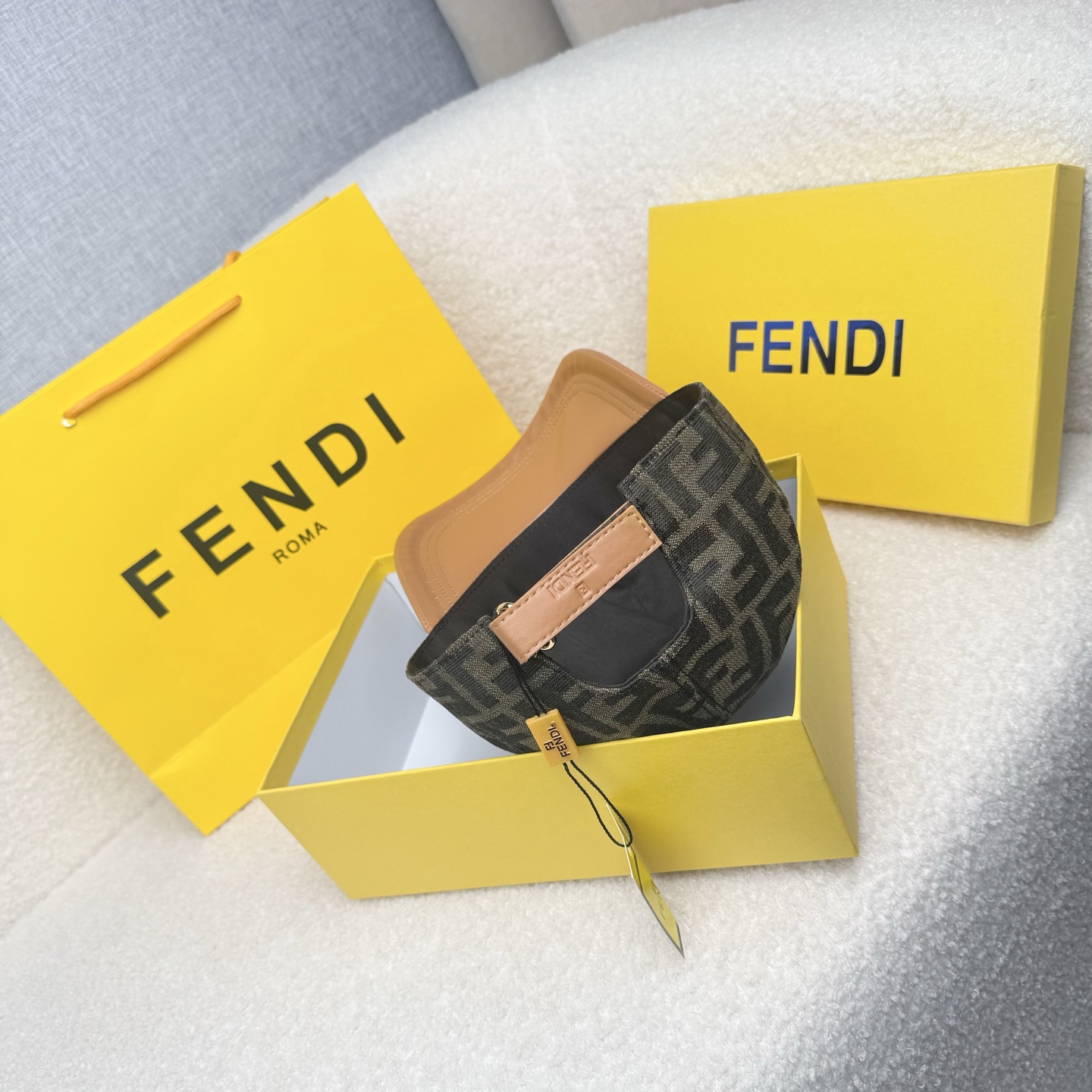 🌹。F家。【超A品质-配透明防尘袋】最新款！时尚潮流，高端做工！每一个帽子都是用心之作！牛津材质！头层牛皮！非一般的品质