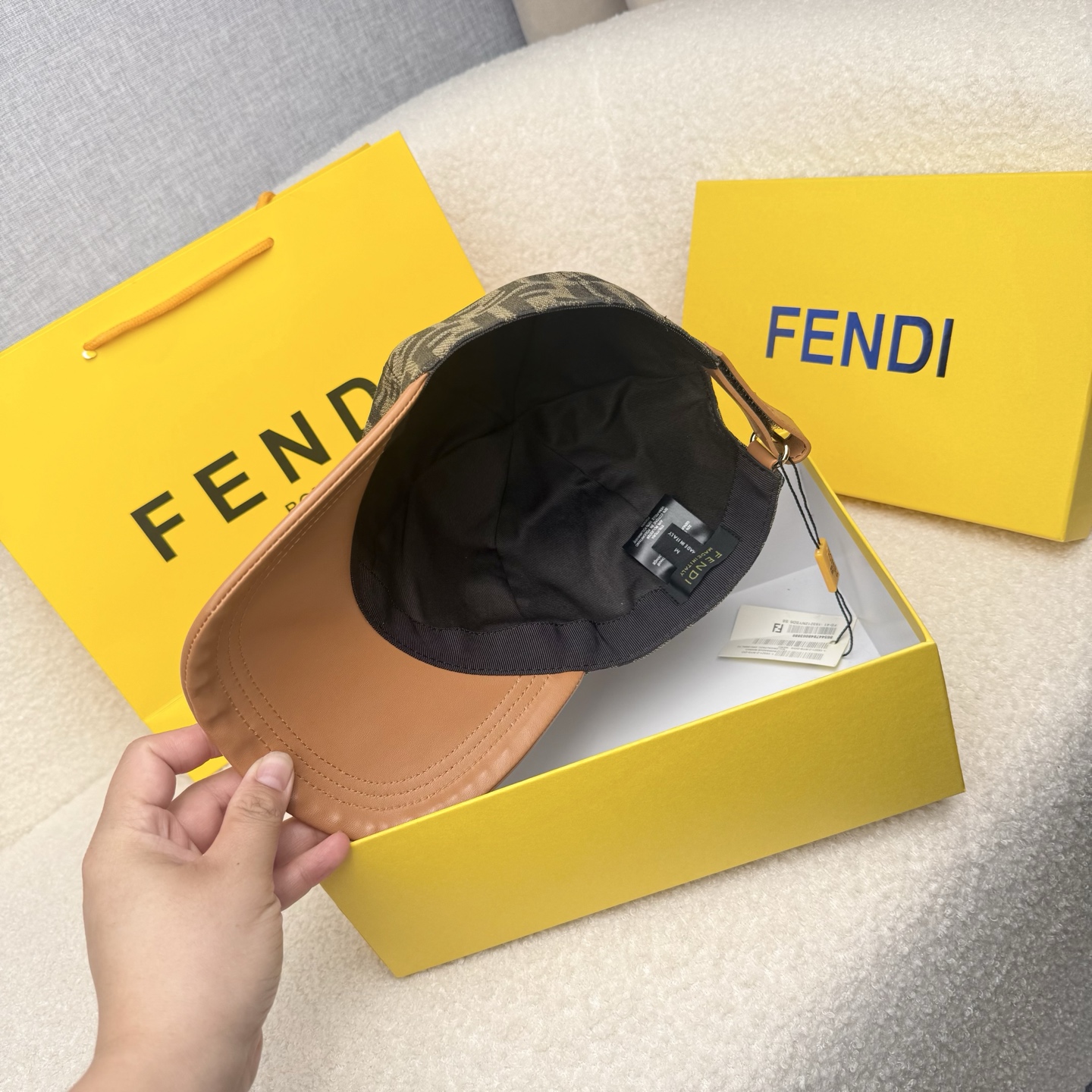 🌹。F家。【超A品质-配透明防尘袋】最新款！时尚潮流，高端做工！每一个帽子都是用心之作！牛津材质！头层牛皮！非一般的品质