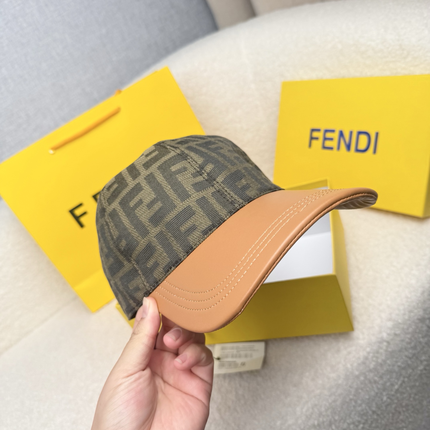 🌹。F家。【超A品质-配透明防尘袋】最新款！时尚潮流，高端做工！每一个帽子都是用心之作！牛津材质！头层牛皮！非一般的品质